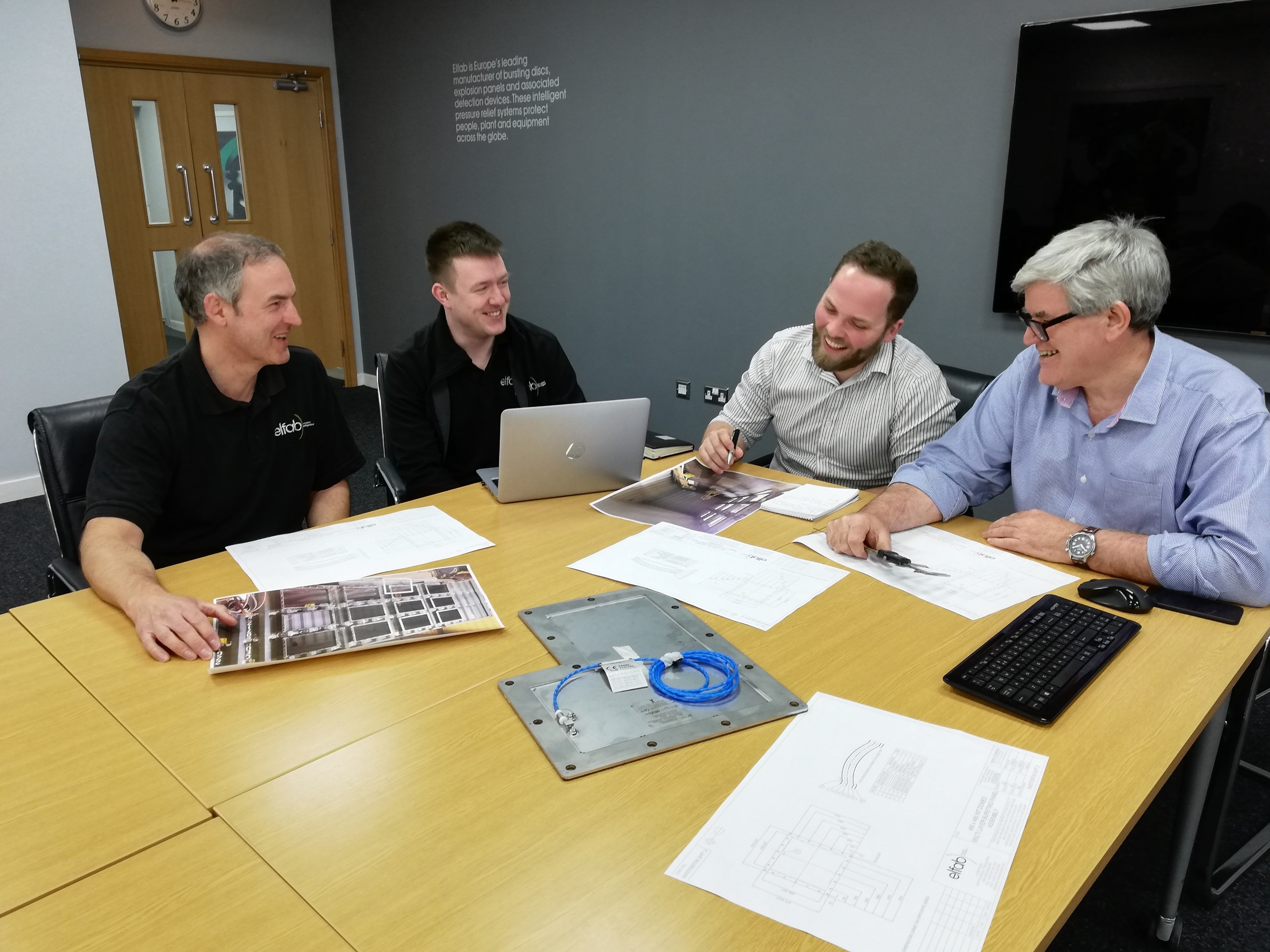 few people having discussion